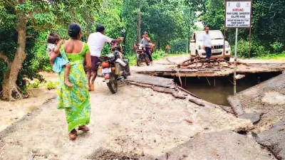 Gariaband News: 50 लाख का रपटा ध्वस्त, दर्जनों गांवों की राह बंद! एंबुलेंस तक की पहुंच ठप, खाट पर मरीजों को ले जाने की मजबूरी