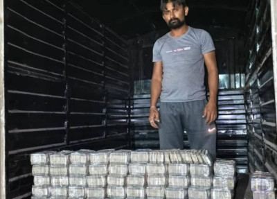 पिकअप के गुप्त चेंबर में छिपे थे 4 करोड़ रुपये, आधी रात पुलिस की कार्रवाई से मचा हड़कंप