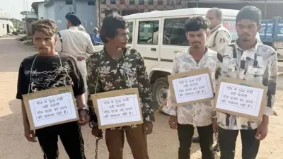 गांव में हथियार लेकर दबंगई पड़ी भारी, पुलिस ने चार युवकों को तख्तियां पहनाकर कराया पैदल भ्रमण