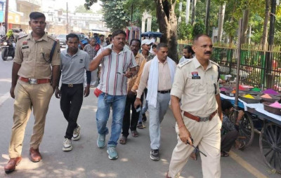 अतिक्रमण हटाने पहुंची निगम की टीम से भिड़ गया दुकानदार, बलिदानी स्मारक के पास हंगामा