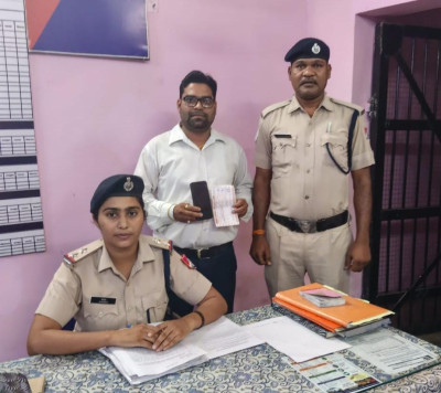 रेलवे कर्मचारी बना ‘कमीशन एजेंट’! आरक्षण केंद्र से टिकट दलाली का खुलासा, 74 हजार के 14 टिकट मिले
