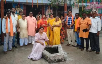 चुनरी यात्रा में उमड़ा मातृशक्ति का जनसैलाब, लेकिन वायरल हो गई हवन कुंड पर बैठ कर पोज वाली फोटो