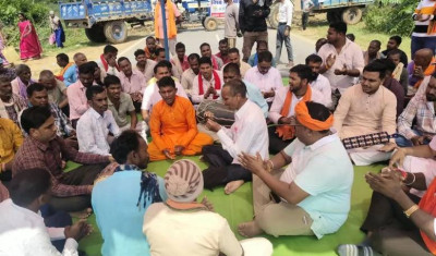 व्याख्याता का छात्राओं से गलत संबंध और धर्मांतरण के आरोपों पर मचा बवाल, आंदोलनकारियों का अनिश्चितकालीन धरना
