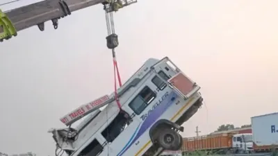 Kota Road Accident: कोटा एक्सप्रेस-वे पर दर्दनाक हादसा, नाले में गिरी 25 यात्रियों से भरी टेंपो ट्रैवलर; 8 मौतों की सूचना