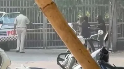 Raipur News: CM हाउस के बाहर अचानक मचा बवाल, कई गाड़ियों के तोड़े शीशे; पुलिस ने व्यक्ति को लिया हिरासत में