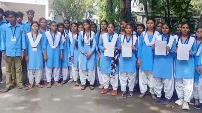 मल्हार के सरकारी स्कूल में पढ़ाई को लेकर छात्राओं का फूटा गुस्सा, कलेक्ट्रेट पहुंचकर प्राचार्य-शिक्षकों पर लगाए गंभीर आरोप