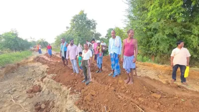 Kondagaon News: शिविर से पहले सड़क चमकाने की कोशिश? गड्ढे में डाली मुरुम, लेकिन सड़क किसकी है इस पर विभाग मौन