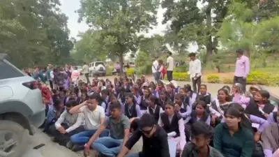 Surajpur News: फीस बढ़ोतरी पर छात्रों का फूटा गुस्सा, सिलफिली कॉलेज का घेराव कर विश्वविद्यालय को दी फैसले पर पुनर्विचार की मांग