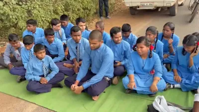 Jagdalpur News: शिक्षक और भोजन की समस्या से परेशान दिव्यांग छात्र सड़क पर उतरे, चटाई बिछाकर किया प्रदर्शन
