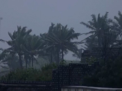 Cyclone Arnab: आंध्र प्रदेश के तट से टकराया भीषण चक्रवाती तूफान, तेज हवाओं और भारी बारिश से भारी तबाही