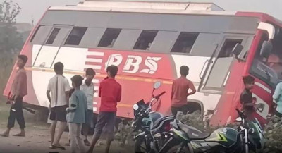 मंत्री के गांव में गड्ढों ने ली दो जानें, जर्जर सड़क पर बेकाबू बस बिजली के खंभे से टकराई, आधा दर्जन घायल