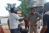Dhamtari Viral Video: नाके पर नहीं रुकी गाड़ी तो बाजार में बवाल, TI पर व्यापारी को थप्पड़ मारने और धमकाने का आरोप