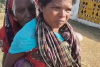 छत्तीसगढ़ में गरीबी और मजबूरी की मार: पेंशन लेने बुजुर्ग सास को पीठ पर ढोकर बैंक पहुंची बहू, वायरल VIDEO ने खोली सिस्टम की पोल