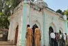 ‘मंदिर या मकबरा?’ मलिहाबाद में बढ़ा विवाद, जुमे की नमाज के बीच पुलिस छावनी में बदला इलाका