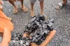 Surguja Road Construction: बनते ही उखड़ गई सड़क! जन-मन योजना के काम पर ग्रामीणों ने खोली पोल, हाथों से निकाली परत, देखे वीडियो... 