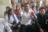 चूड़ी पहन लो और चश्मा लगा लो,.... बिलासपुर में एनएसयूआई  का अनोखा प्रदर्शन 