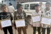 गांव में हथियार लेकर दबंगई पड़ी भारी, पुलिस ने चार युवकों को तख्तियां पहनाकर कराया पैदल भ्रमण