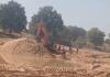 MCB Sand Mining Protest: ओदारी नदी में रेत माफिया पर ग्रामीणों का धावा, पोकलेन-हाइवा बीच धारा में रोकीं, मौके पर लगाया लाखों का जुर्माना