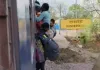 अंतागढ़-रायपुर लोकल ट्रेन में जान हथेली पर रखकर सफर, भीड़ के बीच गेट पर लटकने को मजबूर यात्री