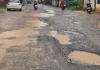 40 करोड़ मंजूर... सड़क में फिर भी गड्ढों! कोतबा-बागबहार रोड पर भड़के ग्रामीण, CM निवास तक पदयात्रा का ऐलान
