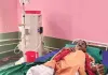 मरीज अकेला... मशीन चलती रही और फर्श पर बहता रहा खून! जिला अस्पताल की डायलिसिस यूनिट में बड़ी लापरवाही