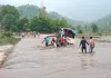 उफनते रपटे पर थम गई माजदा, जान जोखिम में डाल कर ग्रामीणों ने महिलाओं-बच्चों समेत सभी यात्रियों को बचाया, टला बड़ा हादसा