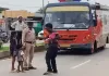 थाने के सामने नशेड़ी का हाईवोल्टेज ड्रामा: 3 मासूम बच्चों को हाईवे पर बैठाया, पुलिस से गाली-गलौज; घंटों चला हंगामा