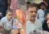दिल्ली में पैलेट गन मामले पर सियासत गरम! DCP से मिलने पहुंचे राहुल गांधी, FIR की मांग पूरी न होने पर धरने पर बैठे