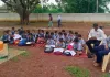 पेड़ के नीचे पढ़ाई को मजबूर सरकारी स्कूल के बच्चे, 3 साल से जर्जर भवन का इंतजार; अब ग्रामीणों ने खोला मोर्चा