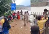एक रील के लिए जिंदगी दांव पर! खूंटाघाट में खतरनाक बहाव के बीच पहुंचे लोग, पुलिस ने लगवाई उठक-बैठक