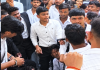 प्रदर्शन में शामिल होने से मना किया तो जूनियर छात्र की लात-घूंसों से पिटाई 