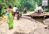 Gariaband News: 50 लाख का रपटा ध्वस्त, दर्जनों गांवों की राह बंद! एंबुलेंस तक की पहुंच ठप, खाट पर मरीजों को ले जाने की मजबूरी