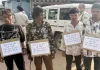 गांव में हथियार लेकर दबंगई पड़ी भारी, पुलिस ने चार युवकों को तख्तियां पहनाकर कराया पैदल भ्रमण