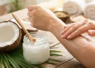 हेल्दी-ग्लोइंग स्किन के लिए महंगे प्रोडक्ट्स नहीं, 5 तरीकों से करें नारियल तेल का इस्तेमाल