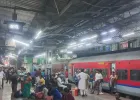 Raipur Railway Action: ‘ऑपरेशन क्लीन’ में अवैध वेंडरों पर बड़ी कार्रवाई, 5 गिरफ्तार, नकली पानी समेत भारी माल जब्त