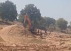 MCB Sand Mining Protest: ओदारी नदी में रेत माफिया पर ग्रामीणों का धावा, पोकलेन-हाइवा बीच धारा में रोकीं, मौके पर लगाया लाखों का जुर्माना