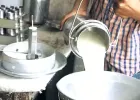 दूध बेचने के लिए अब लाइसेंस अनिवार्य: मिलावट पर लगाम के लिए FSSAI की सख्ती, बिना रजिस्ट्रेशन कारोबार पर होगी कार्रवाई