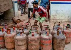 Raipur LPG Crisis: गैस सिलेंडर की डिलीवरी में देरी से बढ़ी परेशानी, बुकिंग के बाद भी कई दिनों तक इंतजार
