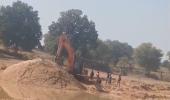 MCB Sand Mining Protest: ओदारी नदी में रेत माफिया पर ग्रामीणों का धावा, पोकलेन-हाइवा बीच धारा में रोकीं, मौके पर लगाया लाखों का जुर्माना