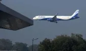 IGI Airport पर बड़ा खतरा टला! इंडिगो फ्लाइट की इमरजेंसी लैंडिंग, 160 यात्री सुरक्षित