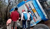 Odisha Bus Accident: तेज रफ्तार बस पलटी, 5 की मौत, 10 की हालत नाजुक, देर रात मचा हड़कंप