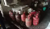 रायपुर में गैस सिलेंडर की कालाबाजारी पर बड़ी कार्रवाई: होटल और दुकानों पर छापा, 350 से अधिक एलपीजी सिलेंडर जब्त