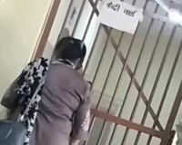 Ambikapur Jail Scandal: कैदी को मिला VIP ट्रीटमेंट, VIDEO में खुलासा, मोबाइल, मिनरल वाटर और परिजनों को फुल एंट्री