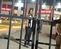 Bilaspur Viral Video: सर्किट हाउस में एंट्री को लेकर BJP नेत्री और पुलिस में तीखी बहस, कहा- प्रोटोकॉल नहीं पता क्या, SP भी नहीं रोकता