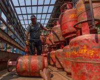 LPG Subsidy Alert: 30 सितंबर तक आधार बायोमेट्रिक नहीं कराया तो रुक सकती है गैस सब्सिडी, घर बैठे ऐसे करें e-KYC