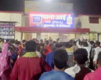 मासूमियत पर हैवानियत: 5 साल की बच्ची से दरिंदगी के बाद बोरी में फेंका, दुर्ग में उबाल, आरोपी पड़ोसी पर भड़के ग्रामीणों ने थाने का किया घेराव 