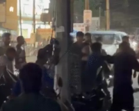 शराब दुकान के बाहर हाई वोल्टेज ड्रामा: छोटी सी बहस ने लिया हिंसक मोड़, डंडों और घूंसे बरसे, VIDEO वायरल होने के बाद एक्शन में पुलिस