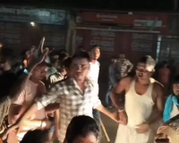 बलौदाबाजार में शराब विवाद बना हिंसा की वजह: ग्रामीणों से मारपीट के बाद भड़का गुस्सा, कांग्रेस नेता के पिता की पिटाई, VIDEO वायरल
