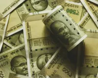  केंद्रीय कर्मचारियों को राहत: मोदी सरकार ने बढ़ाया महंगाई भत्ता, 2% इजाफे से बढ़ेगी सैलरी 