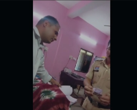 राजनांदगांव पुलिस पर बड़ा दाग: थाने के अंदर नोटों की गिनती और मोबाइल पर तस्वीर देखने का VIDEO वायरल, SP ने तुरंत लिया एक्शन, देखे... 